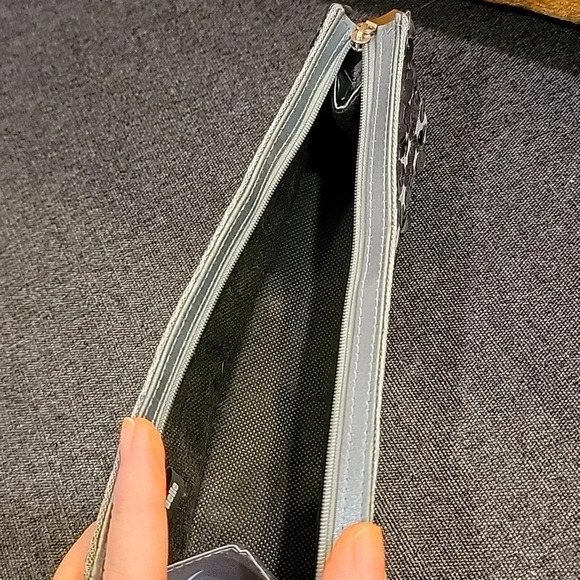 Jasmine La Belle Siver Sequince Clutch Zip Up - Picture 4 of 8